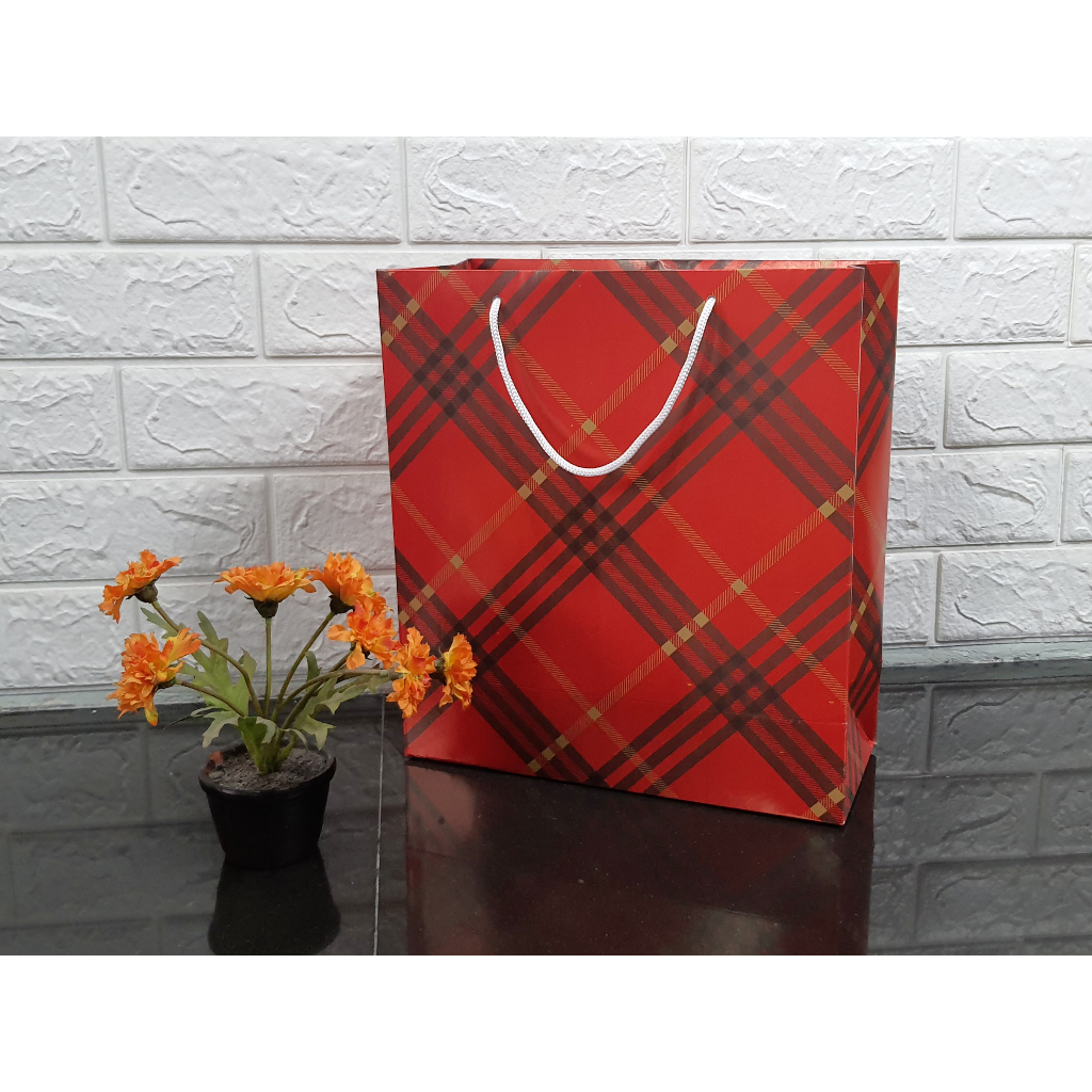 

Paperbag Motif RedBerry Uk. 28 x 12 x Tinggi 31 cm