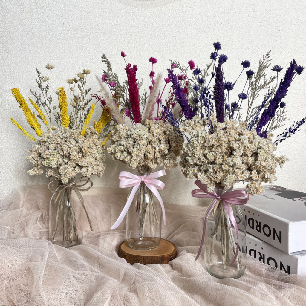 Satu set hiasan bunga kering dan vas dekorasi