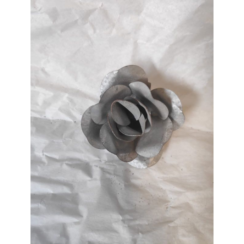 Ornamen pagar besi asesoris bunga mawar mekar