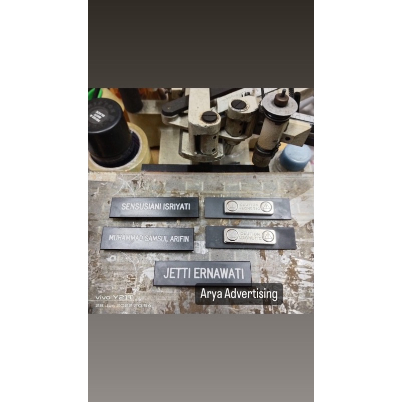 

papan nama dada/name tag grafir hitam doff ukuran 2x8 cm - MAGNET