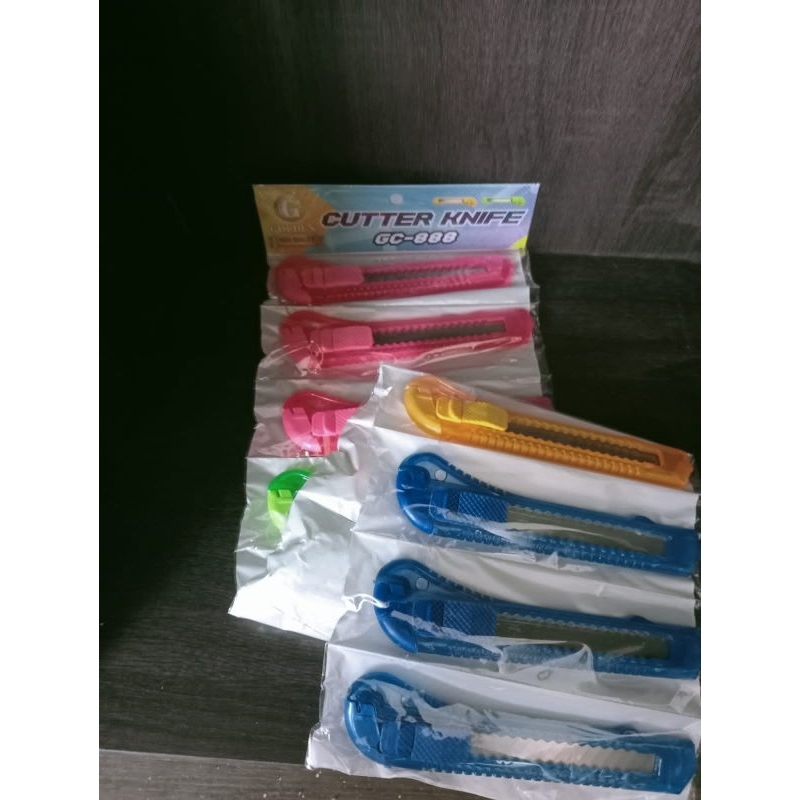 

pisau cutter murah bening sangat tajam 1 renteng 12 pcs