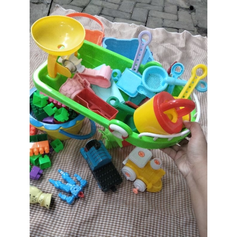 mainan anak preloved ember pasir pantai lego block balok