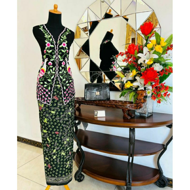 Set kebaya bordir dan kain batik tulis