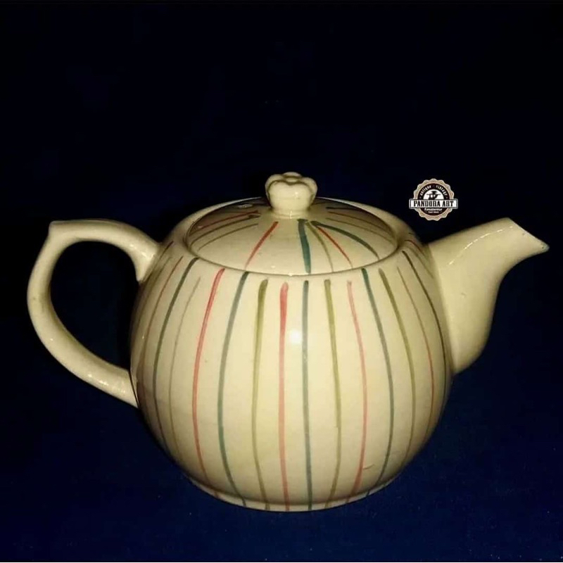 Teko japan lawas bentuk unik motif garis