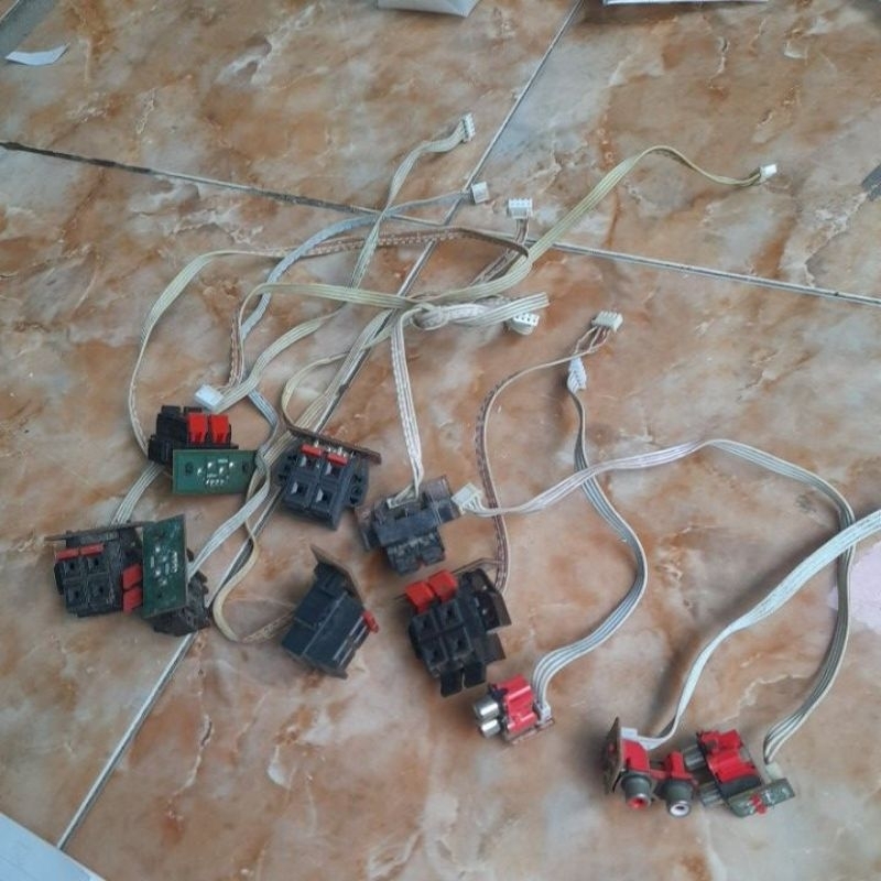 Terminal output speaker  tv led Polytron 24 in h sd 43 inch