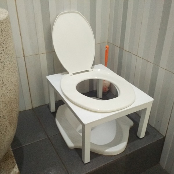 Dudukan Kursi Toilet Jongkok Portable Warna Krem Untuk Para Ibu Hamil dan Orang Tua Bisa Untuk Orang