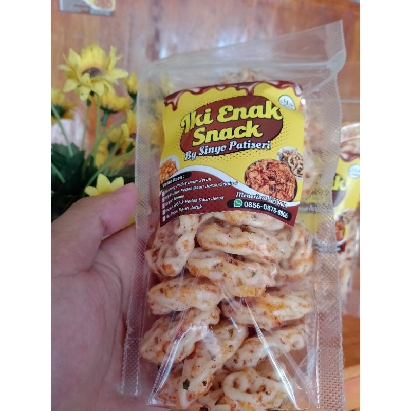 

Krupuk seblak Rafael pedas daun jeruk
