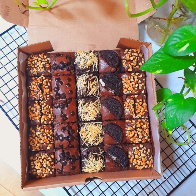 

Brownies Skat Fudgy Dark Chocolate isi 25 Potong Uk.20x20cm