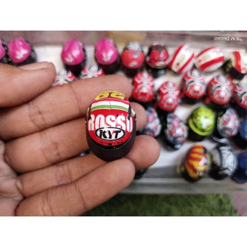 miniatur helm Andrea Iannone 2015 skala 1:12