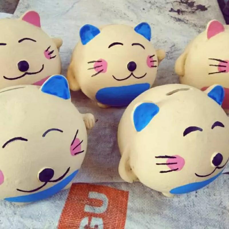 celengan tanah liat kucing