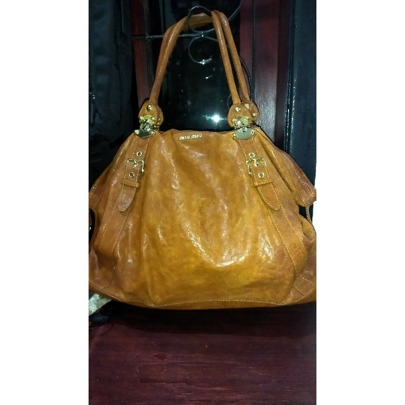 Tas kulit Mantuil coklat brand Miu Miu