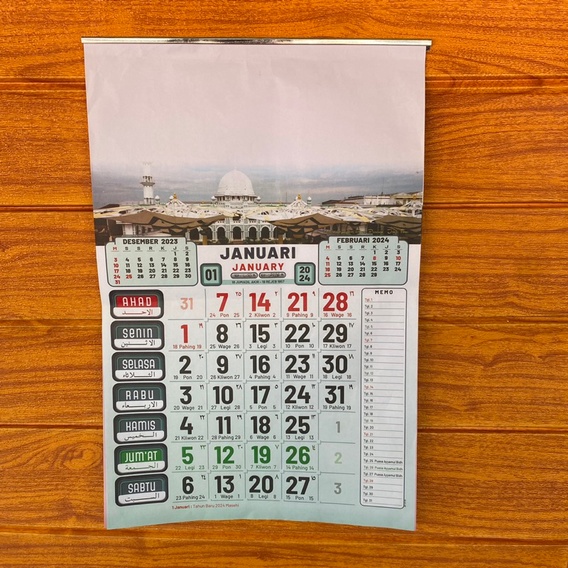 

kalender kerja Arab hijriah 2024 bergambar mesjid