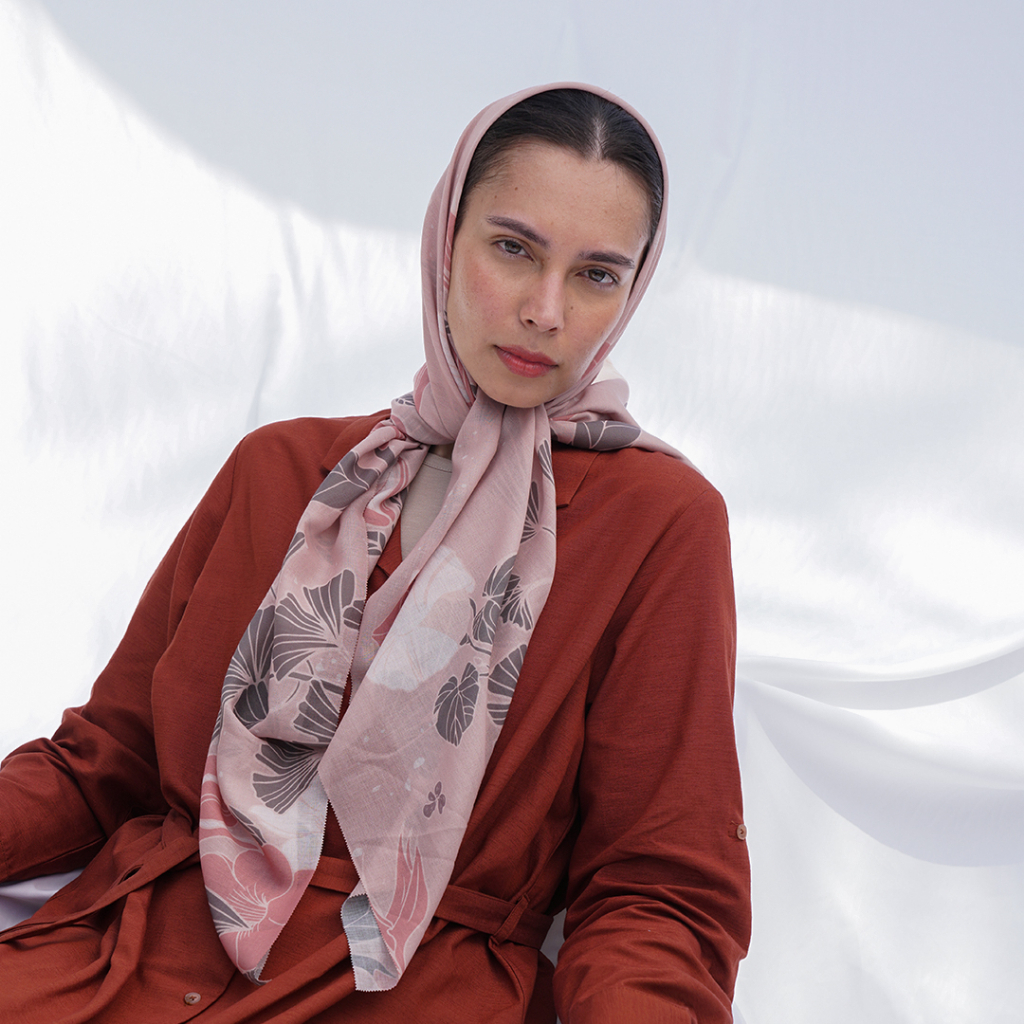 Queensland Hijab Big Flower Pashmina Segi Empat L03000025Q Cokelat