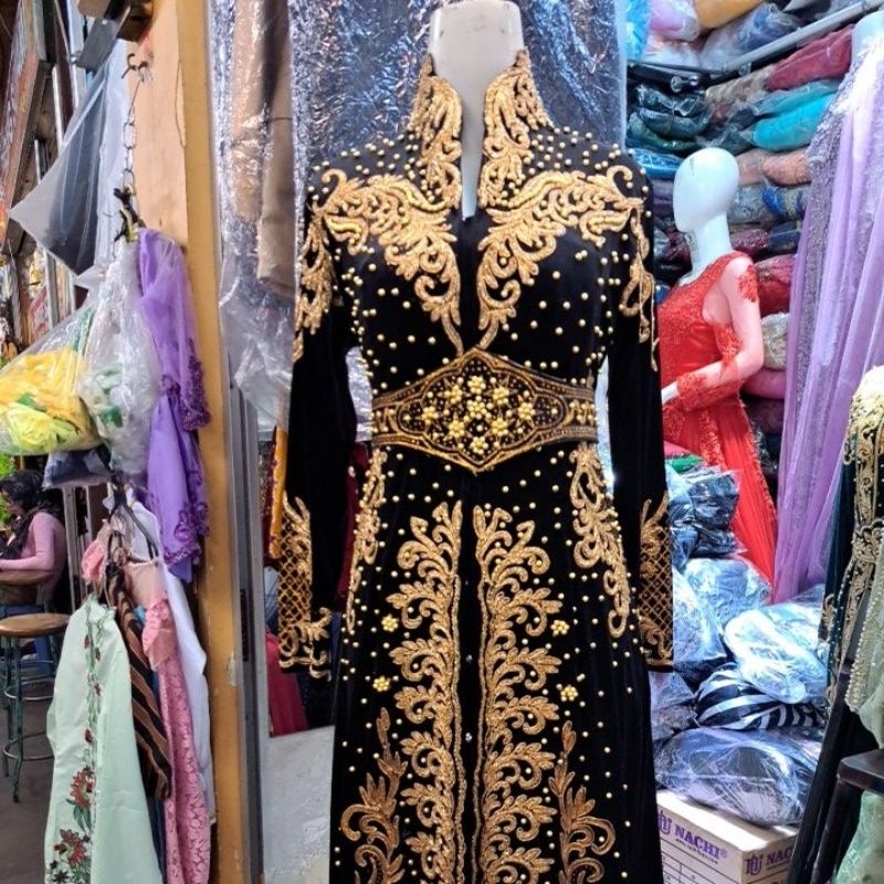 kebaya bludru ekor