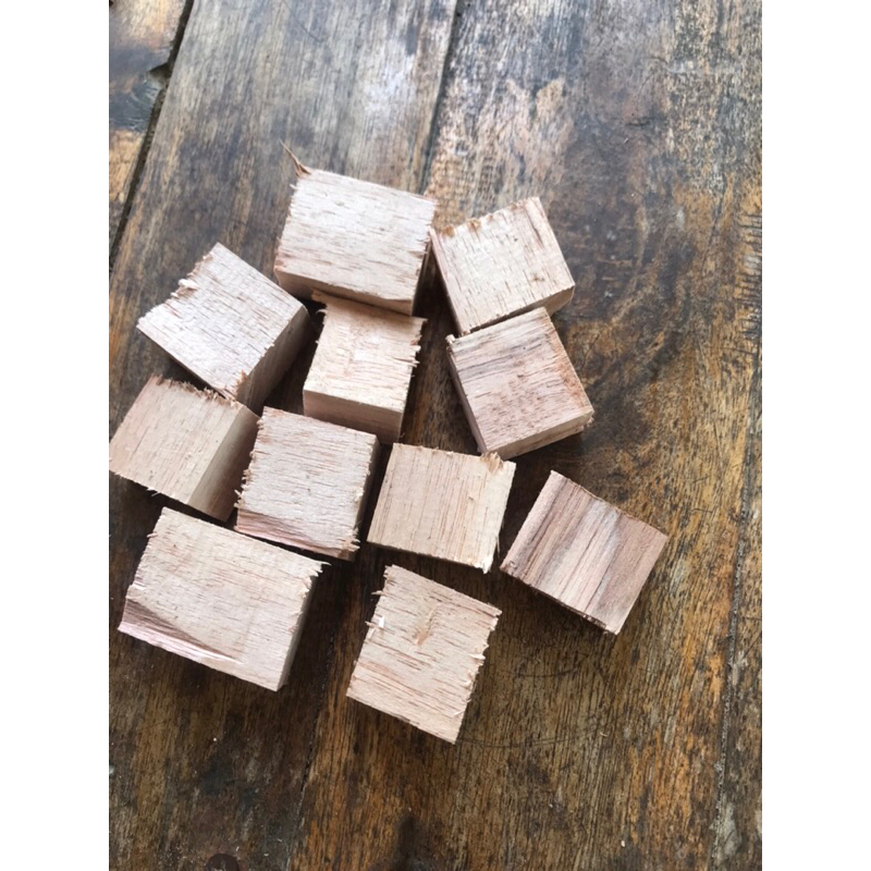 

kayu potong dari kayu jati asli ,bahan kayu bakar sangat cocok untuk memasak atau menghangatkan ruangan, perkemasan isi 1kg