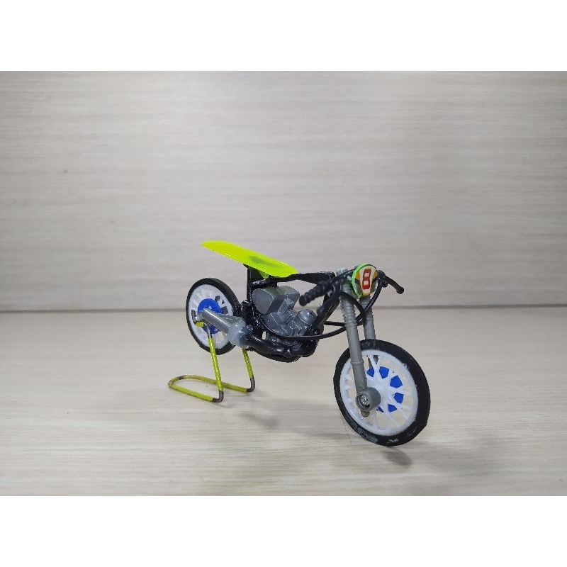 Miniatur motor drag dari motor trail