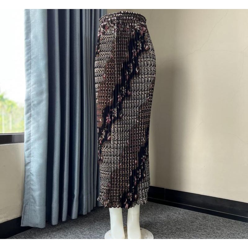 JAY ROK PLISKET BATIK SILK PRADA//ROK BAWAHAN KEBAYA
