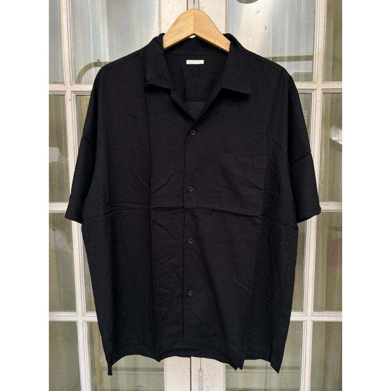 Open Collar GU Hitam