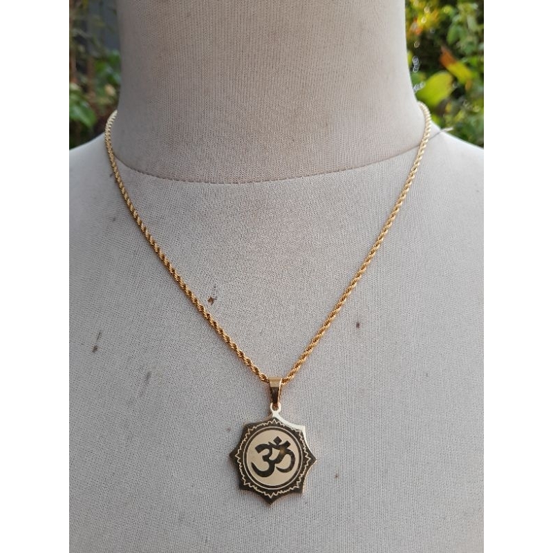 Kalung dengan liontin omkara titanium