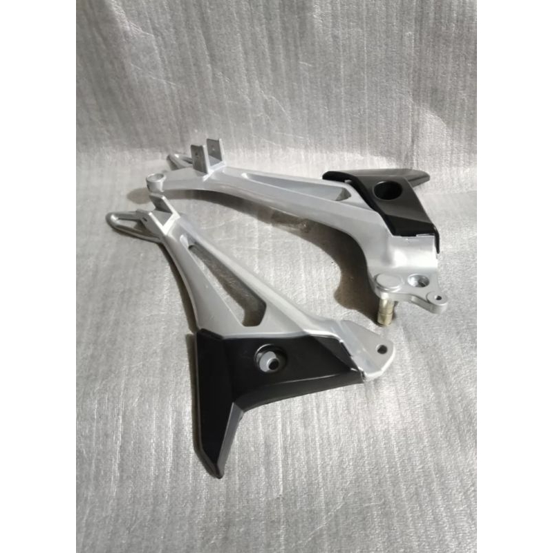 dudukan footstep belakang supra x 125 new cakram double disc kanan kiri