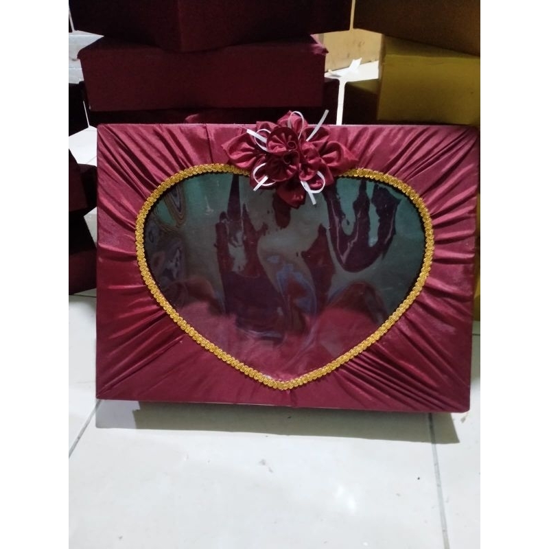 

kotak hantaran pernikahan tutup love warna maroon
