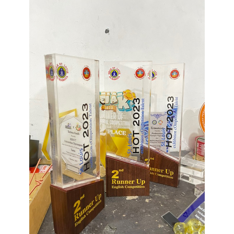 Plakat Akrilik Plakat Kayu Akrilik Custom Mewah Piala Duplikat Piala Kejuaraan Plakat Kayu Akrilik