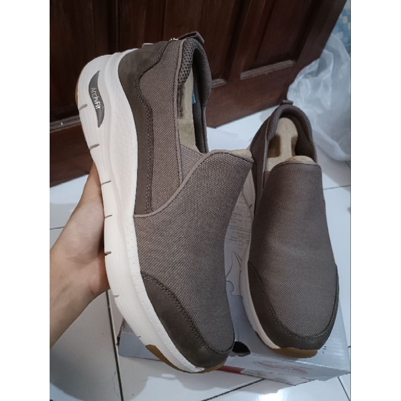 45½ sports station big sale skechers arch fit leverich taupe men