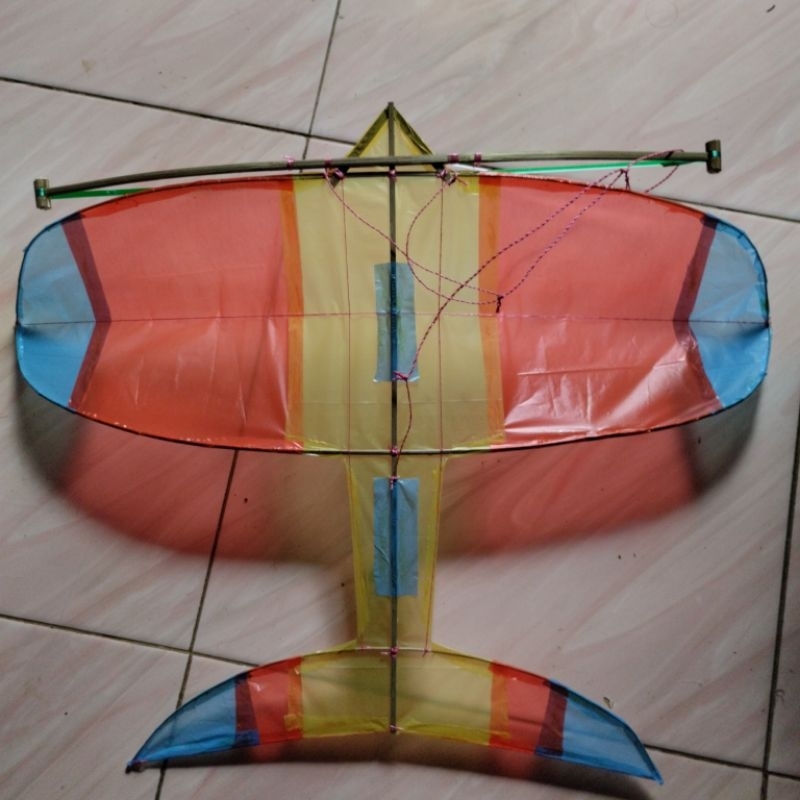 layang-layang model pesawat