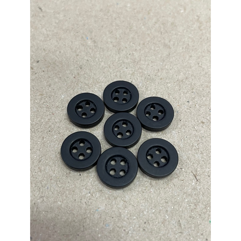 Kancing kemeja hitam datar