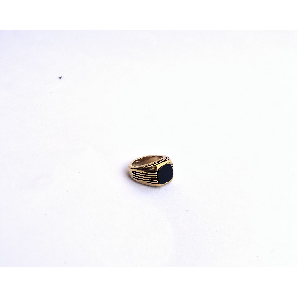 Cincin Premium Titanium Garis Kotak Batu Onyx Hitam Sintetis - Gold