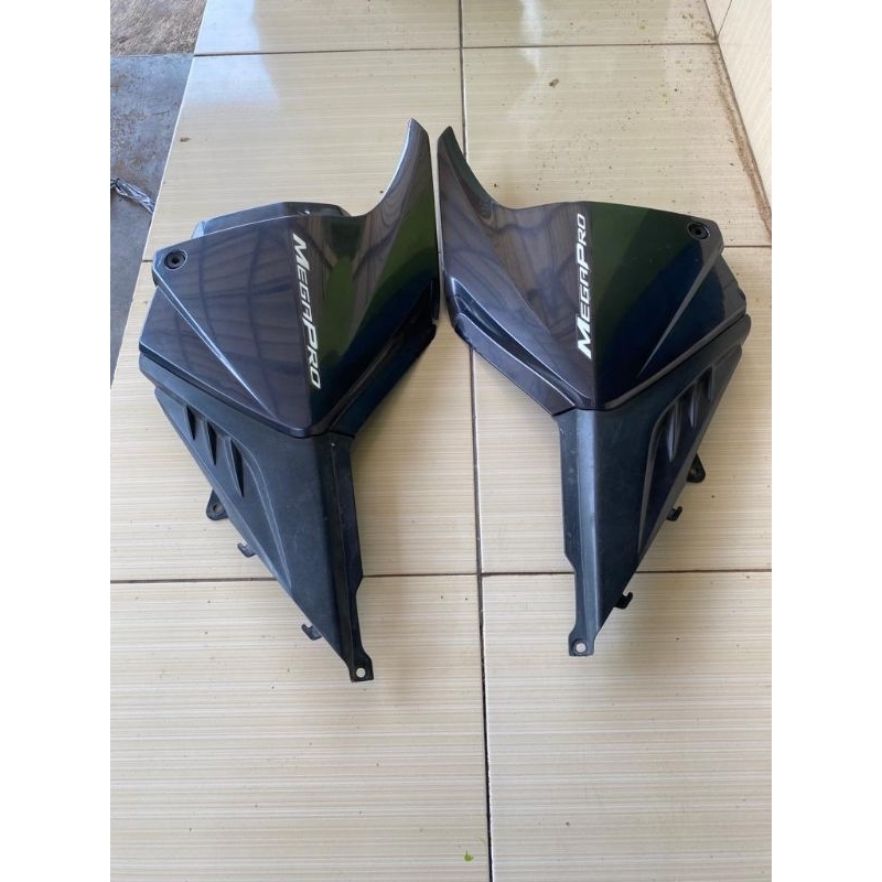 Cover bok aki samping honda megapro monoshock original