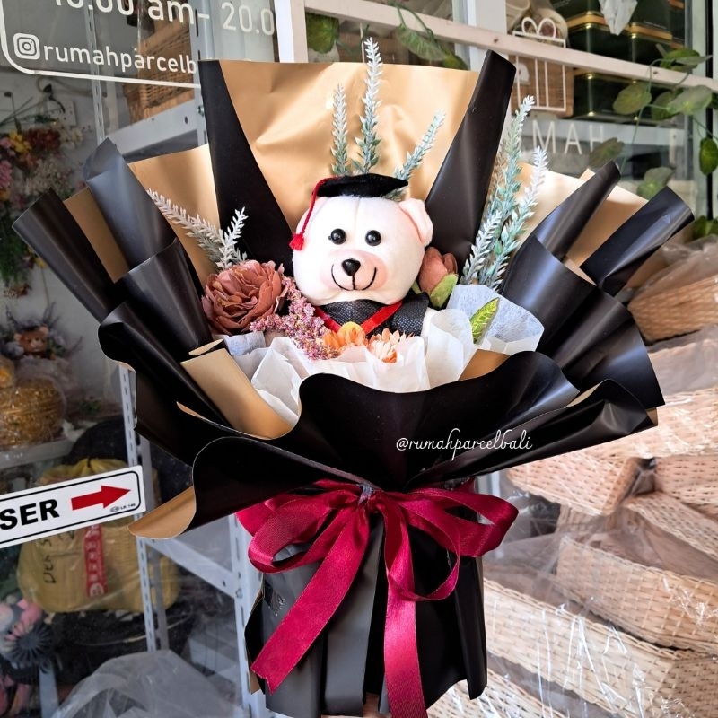 

Buket Bunga Wisuda Hitam Gold (Bunga Palsu) Parcel Bali
