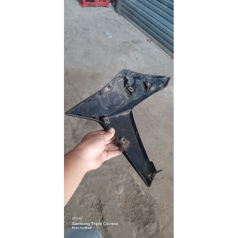 sayap tangki vixion nva bagian kanan saja