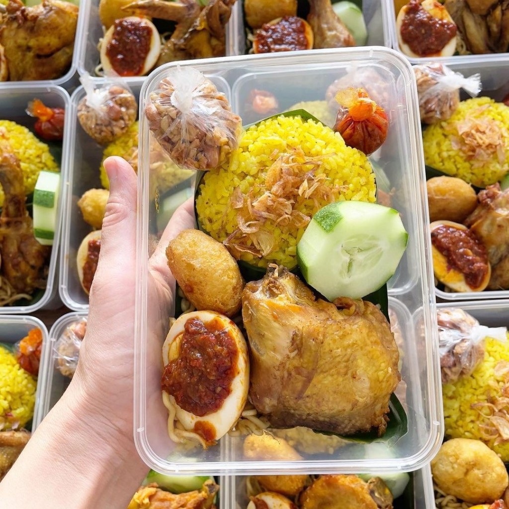 Paket Nasi Box - Nasi Kuning Ayam Goreng