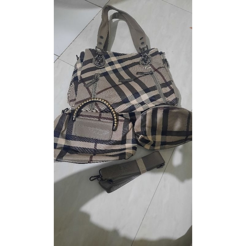 Tas wanita burberry 3 in 1. Isi 2 slempang dan dompet kecil