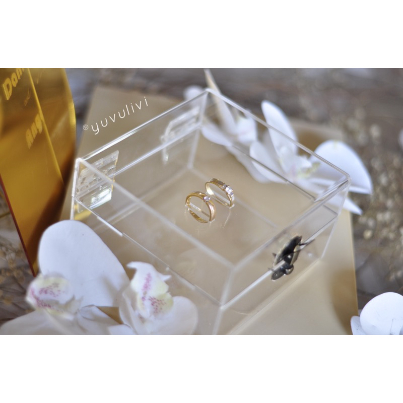 Kotak cincin akrilik polosan tanpa hiasan bunga