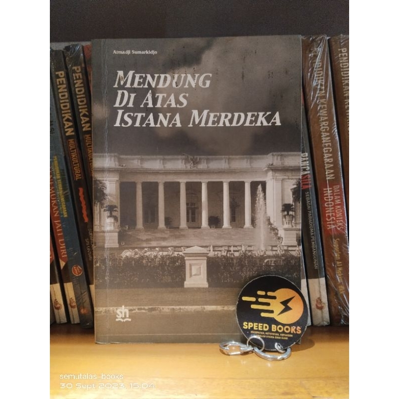Atmadji Sumarkidjo - MENDUNG DI ATAS ISTANA MERDEKA