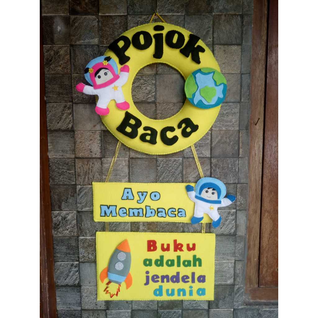 Pojok baca hiasan dinding