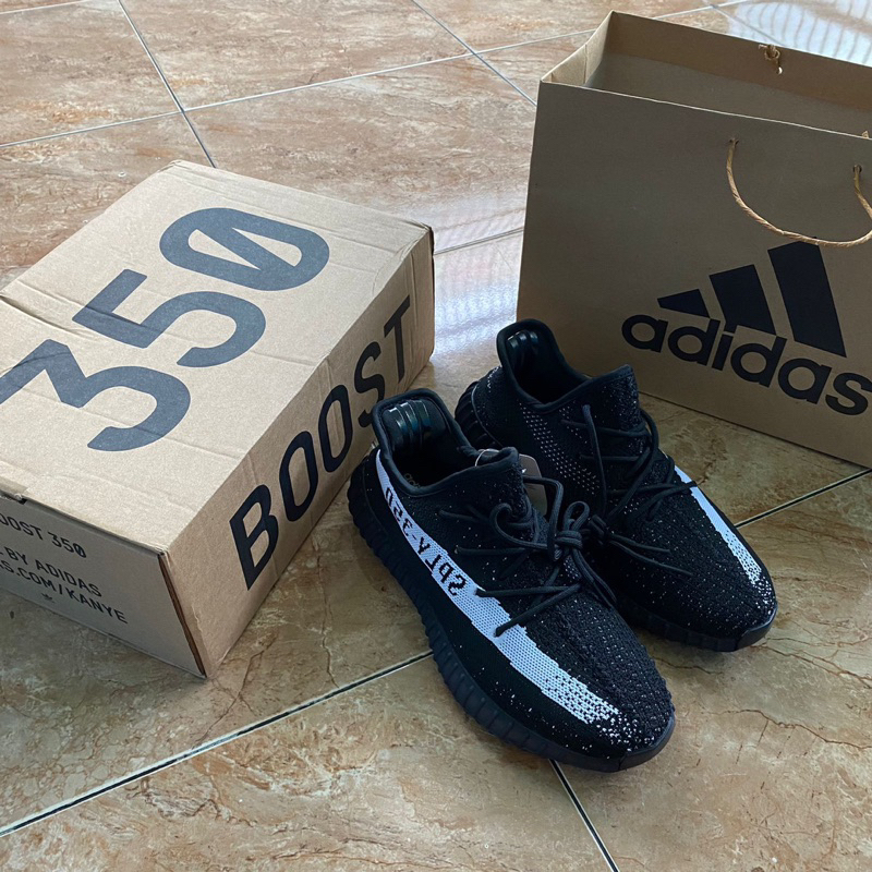 

REQ AWAN YEAZY BLACK OREO