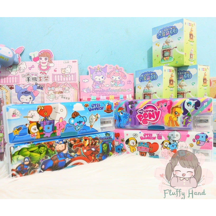 

KOTAK PENSIL PULPEN TEMPAT PENSIL PULPEN MARVEL AVENGERS PONY BTS K-POP BAHAN GLOSSY ANTI AIR DUA SISI ADA RAUTANNYA