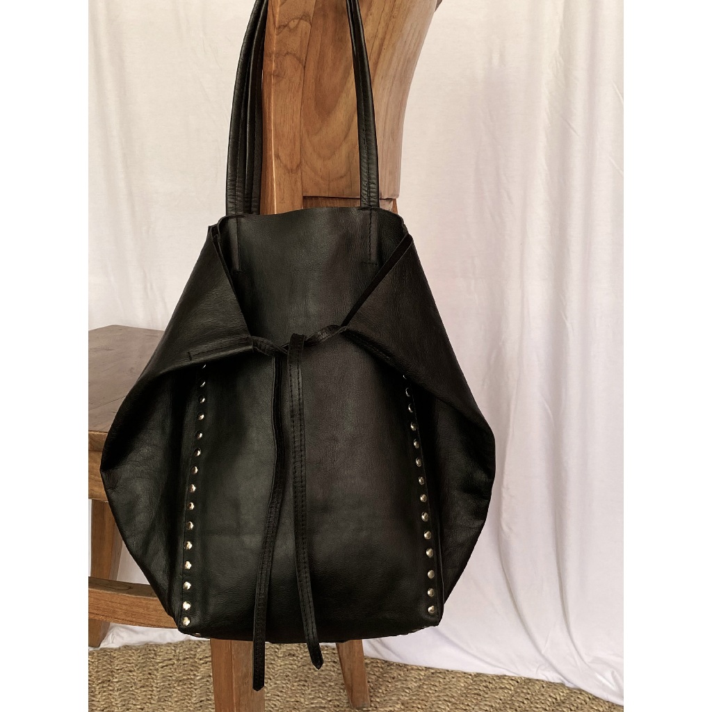 Pyramid Bag with Studs (kulit asli)