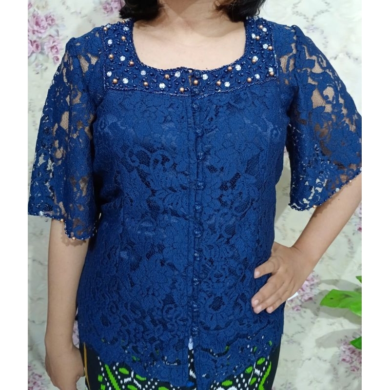 Kebaya kancing depan berpayet