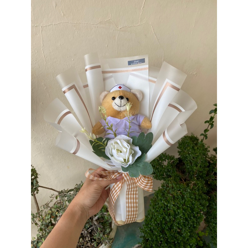 BUKET WISUDA/ BUKET BONEKA PROFESI/ BOUQUET WISUDA/ GIFT WISUDA