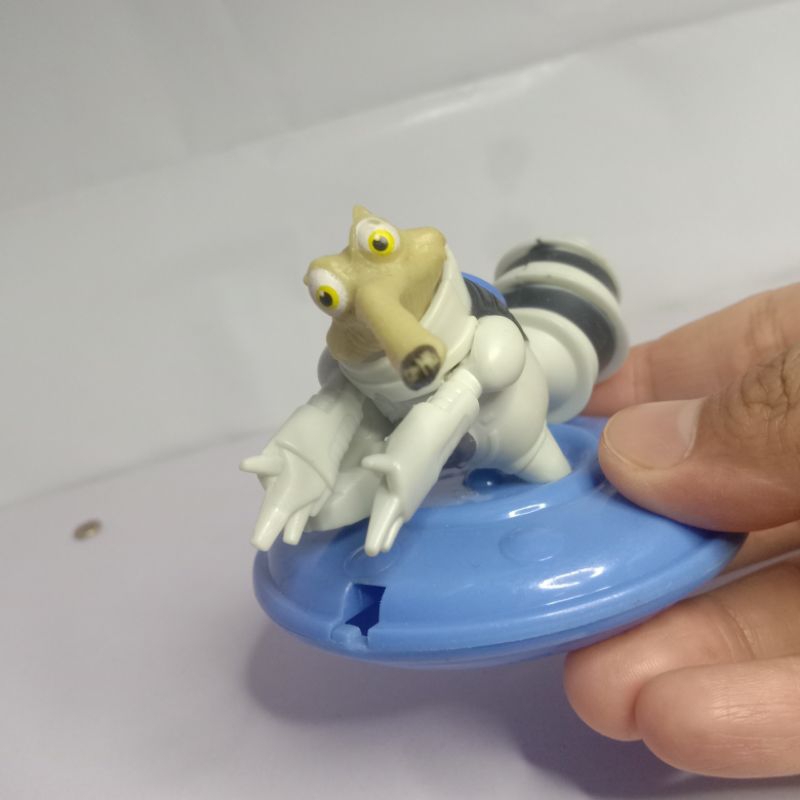ice age figure mainan happy meal mcd
