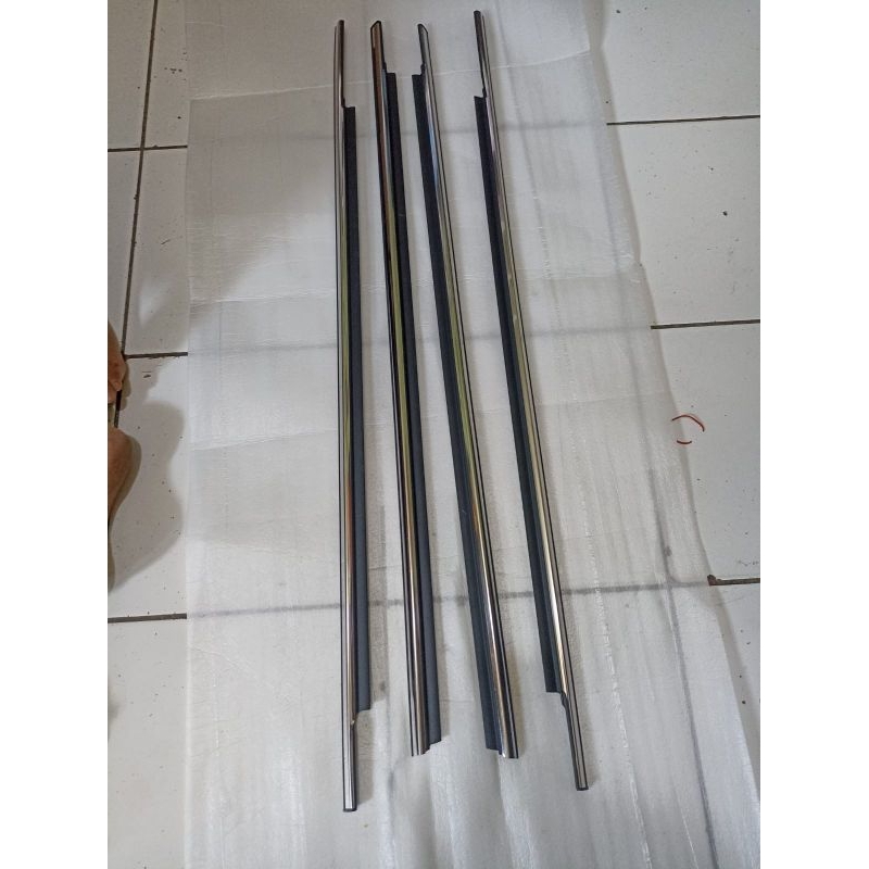 Pelipit pintu karet kaca luar crom 4 pcs atau satu set buat mobil Rush Terios 2018/2022 original