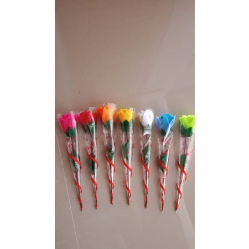 BUNGA MAWAR FLANEL BUNGKUS PITA LILIT TBUNGA MAWAR SATUAN / MAWAR TANGKAI / BUKET BUNGA MIKA