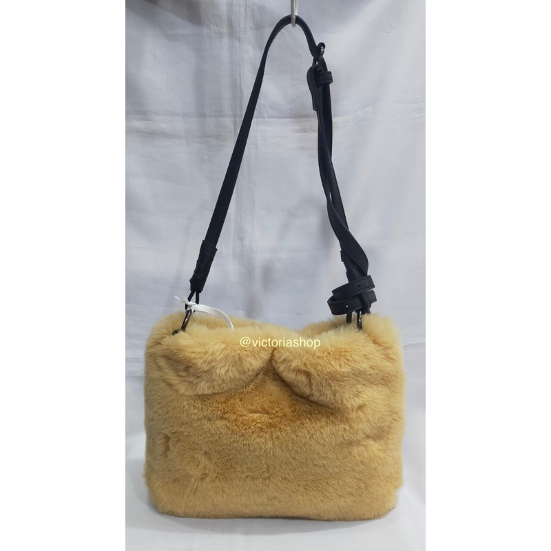 Preloved Tas Tangan Selempang Wanita Berbulu Impor Taiwan