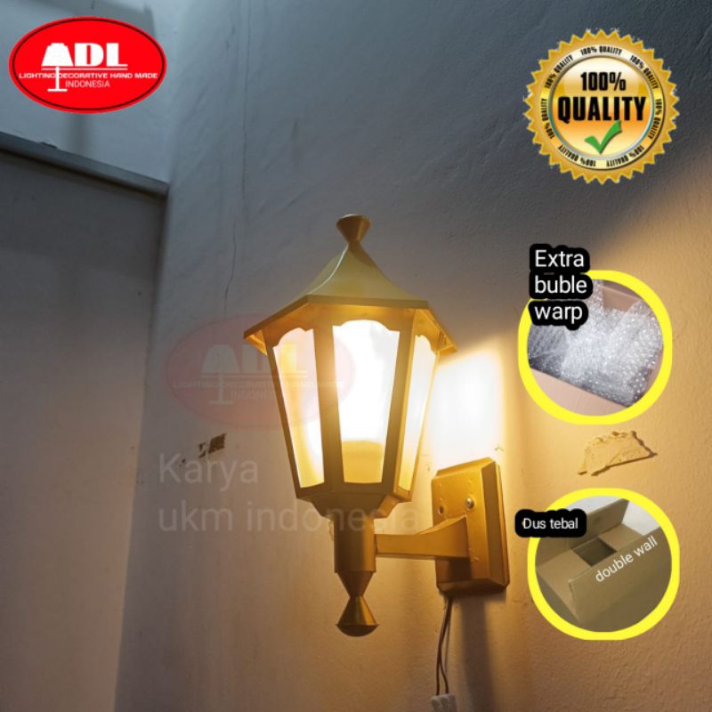 Lampu hias tempel dinding teras minimalis klasik gold.