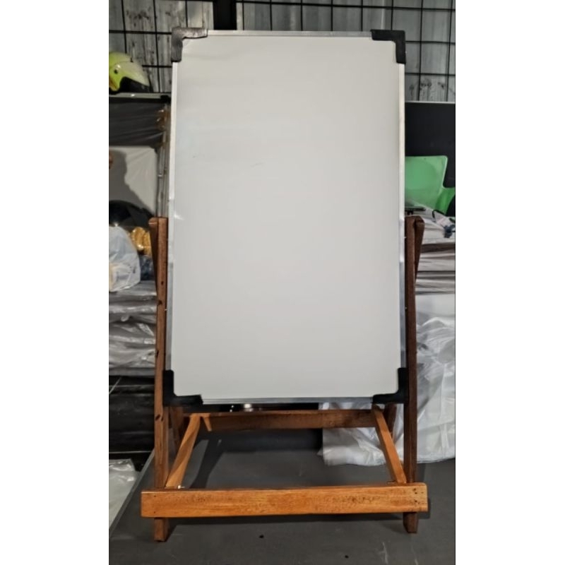 

PAPAN TULIS WHITEBOARD PLUS KAKI KAYU JATI 50×70 NON LACI