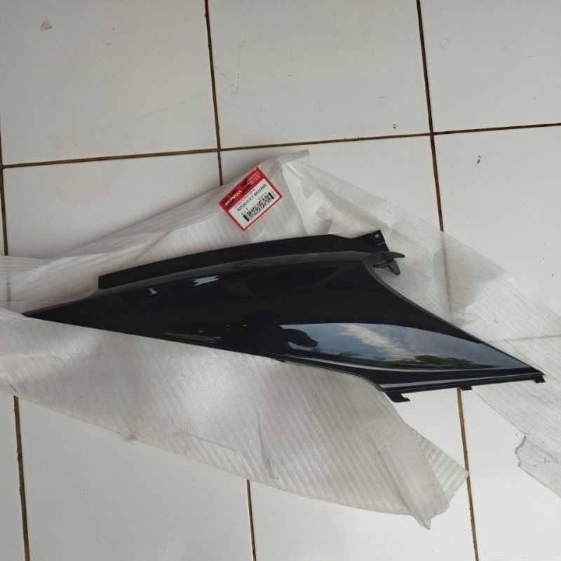 83500KVY960FMB Cover R Body Body Kanan Beat Karbu Hitam Orginal AHM